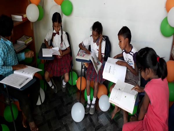 गरीब बच्चों के लिए BHU के छात्रों ने अपनी जेब खर्च से बनवाई लाइब्रेरी, देखिए तस्वीरें गरीब बच्चों के लिए BHU के छात्रों ने अपनी जेब खर्च से बनवाई लाइब्रेरी, देखिए तस्वीरें