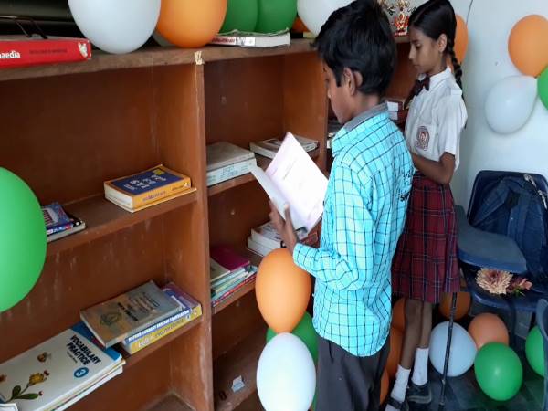 गरीब बच्चों के लिए BHU के छात्रों ने अपनी जेब खर्च से बनवाई लाइब्रेरी, देखिए तस्वीरें गरीब बच्चों के लिए BHU के छात्रों ने अपनी जेब खर्च से बनवाई लाइब्रेरी, देखिए तस्वीरें