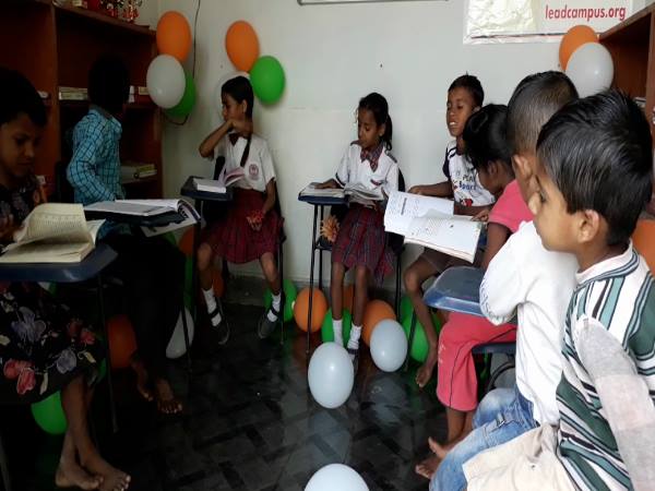 गरीब बच्चों के लिए BHU के छात्रों ने अपनी जेब खर्च से बनवाई लाइब्रेरी, देखिए तस्वीरें गरीब बच्चों के लिए BHU के छात्रों ने अपनी जेब खर्च से बनवाई लाइब्रेरी, देखिए तस्वीरें