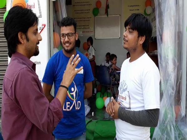 गरीब बच्चों के लिए BHU के छात्रों ने अपनी जेब खर्च से बनवाई लाइब्रेरी, देखिए तस्वीरें गरीब बच्चों के लिए BHU के छात्रों ने अपनी जेब खर्च से बनवाई लाइब्रेरी, देखिए तस्वीरें