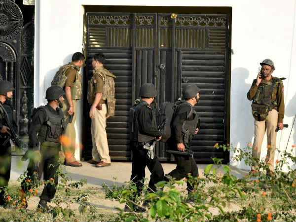 लखनऊ एनकाउंटर: आतंकियों पर फायरिंग करते हुए घर में घुसी ATS