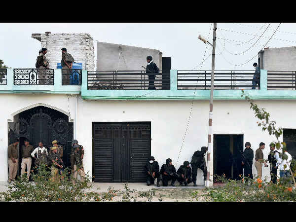 लखनऊ एनकाउंटर: एक आतंकी हुआ बेहोश, दूसरा कर रहा है फायरिंग