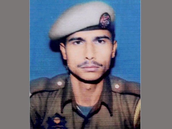 कॉन्सटेबल मंजूर अहमद नायक की वजह से हुआ त्राल में आतंकियों का सफाया कॉन्सटेबल मंजूर अहमद नायक की वजह से हुआ त्राल में आतंकियों का सफाया