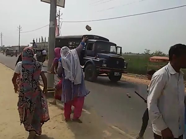 VIDEO: मकान तोड़ने पर मथुरा के गोवर्धन में कैसे फूटा पुलिस पर महिलाओं का गुस्सा