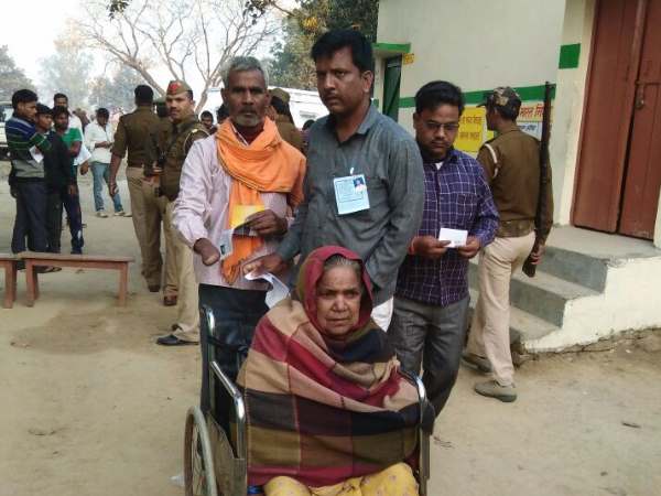 यूपी चुनाव: देखिए छठे चरण में वोटिंग की LIVE तस्वीरें