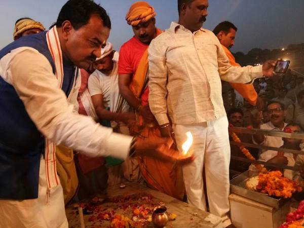 इलाहाबाद। भड़के डिप्टी CM केशव बोले सस्पेंशन नहीं जेल भेजे जाएंगे अफसर इलाहाबाद। भड़के डिप्टी CM केशव बोले सस्पेंशन नहीं जेल भेजे जाएंगे अफसर