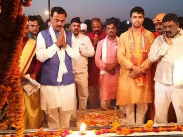 इलाहाबाद। भड़के डिप्टी CM केशव बोले सस्पेंशन नहीं जेल भेजे जाएंगे अफसर इलाहाबाद। भड़के डिप्टी CM केशव बोले सस्पेंशन नहीं जेल भेजे जाएंगे अफसर