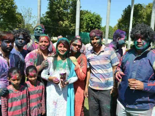 IAS बी चंद्रकला ने अपने घर पर रखी होली पार्टी, तस्‍वीरों में देखिए उनका यह अंदाज
