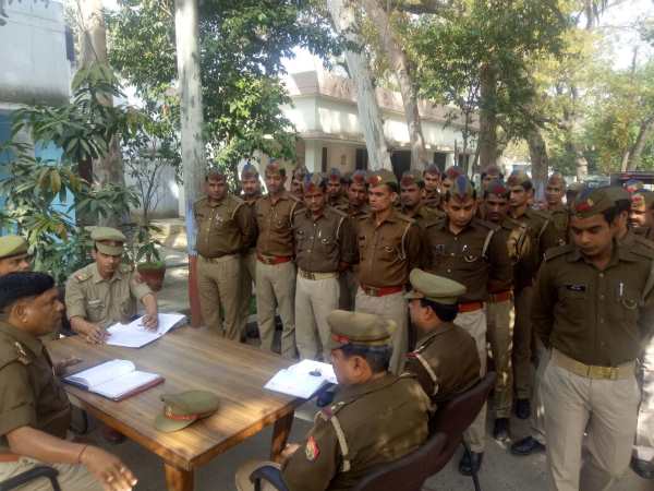 योगी के आते ही थानों का बदला नजारा, फरियादियों को पानी और जूस भी