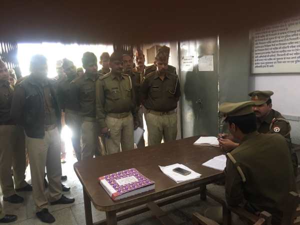 योगी के आते ही थानों का बदला नजारा, फरियादियों को पानी और जूस भी