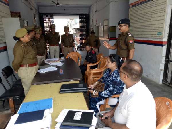 योगी के आते ही थानों का बदला नजारा, फरियादियों को पानी और जूस भी