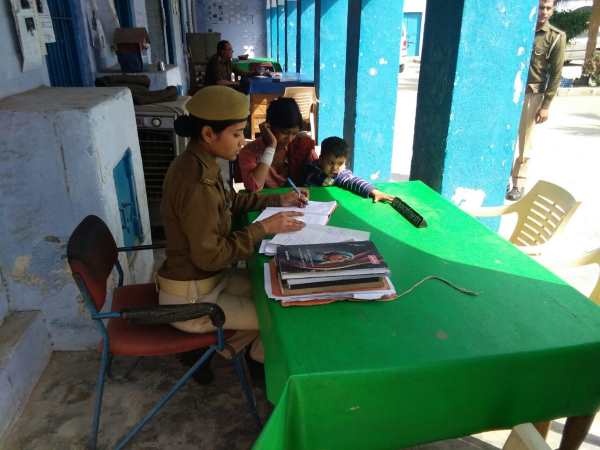 योगी के आते ही थानों का बदला नजारा, फरियादियों को पानी और जूस भी