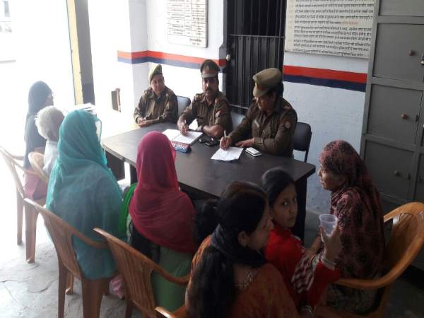 योगी के आते ही थानों का बदला नजारा, फरियादियों को पानी और जूस भी