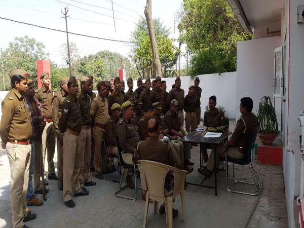 योगी के आते ही थानों का बदला नजारा, फरियादियों को पानी और जूस भी