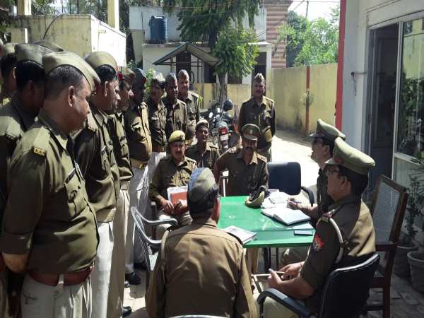 योगी के आते ही थानों का बदला नजारा, फरियादियों को पानी और जूस भी