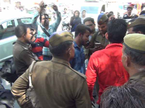 यूपी में योगीराज आते ही आई रोमियो की शामत, मेरठ की तस्वीरें देखिए