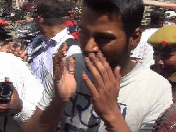 यूपी में योगीराज आते ही आई रोमियो की शामत, मेरठ की तस्वीरें देखिए