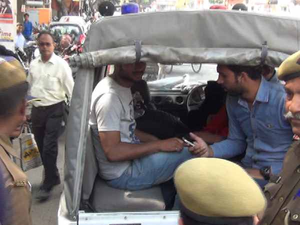 यूपी में योगीराज आते ही आई रोमियो की शामत, मेरठ की तस्वीरें देखिए