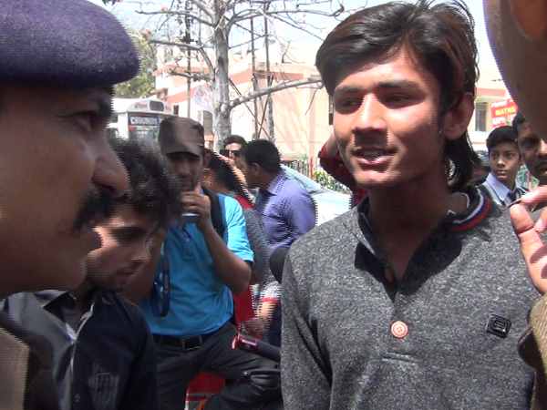 यूपी में योगीराज आते ही आई रोमियो की शामत, मेरठ की तस्वीरें देखिए