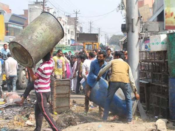 मेरठ: CM के निर्देश के बाद एक्टिव मोड में पुलिस, अतिक्रमण हटाना शुरू