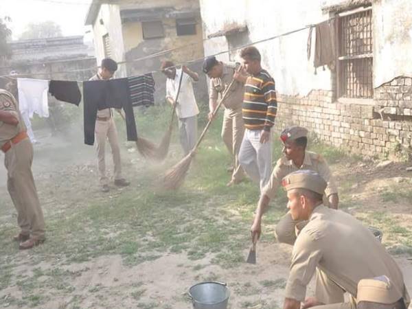 स्वच्छता अभियान के तहत मेरठ में SSP ने लगाई झाड़ू, देखिए तस्वीरें