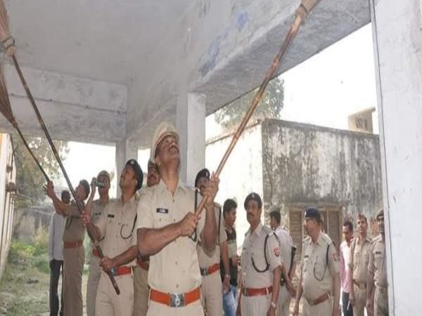 स्वच्छता अभियान के तहत मेरठ में SSP ने लगाई झाड़ू, देखिए तस्वीरें