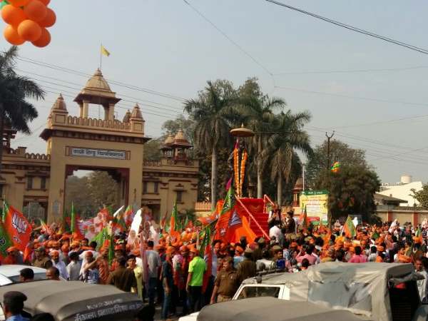 पीएम नरेंद्र मोदी के इंतजार में बीजेपी समर्थक, बीएचयू पर भारी भीड़