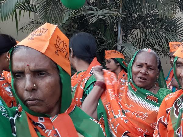 वाराणसी में मोदी के स्वागत में मोदी मय हुई महिलायें