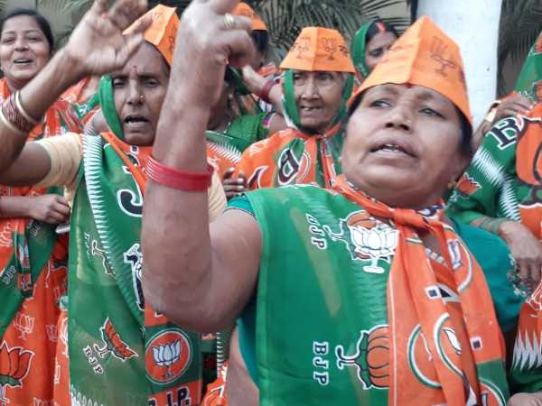 पीएम नरेंद्र मोदी के इंतजार में बीजेपी समर्थक, बीएचयू पर भारी भीड़