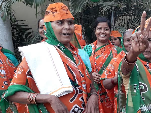 वाराणसी में मोदी के स्वागत में मोदी मय हुई महिलायें