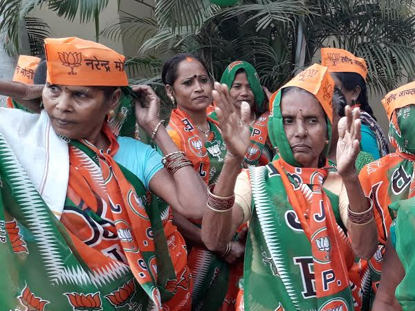 वाराणसी में मोदी के स्वागत में मोदी मय हुई महिलायें