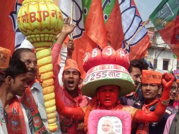 पीएम मोदी का अपने संसदीय क्षेत्र वाराणसी में रोड शो, देखिए दिलचस्प तस्वीरें