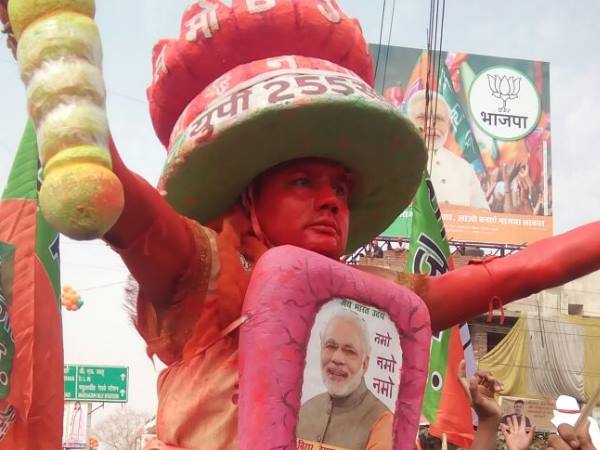 पीएम मोदी का अपने संसदीय क्षेत्र वाराणसी में रोड शो, देखिए दिलचस्प तस्वीरें