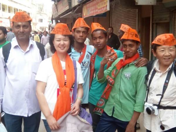 LIVE: पीएम मोदी का अपने संसदीय क्षेत्र वाराणसी में रोड शो, देखिए दिलचस्प तस्वीरें