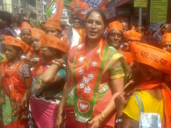 LIVE: पीएम मोदी का अपने संसदीय क्षेत्र वाराणसी में रोड शो, देखिए दिलचस्प तस्वीरें