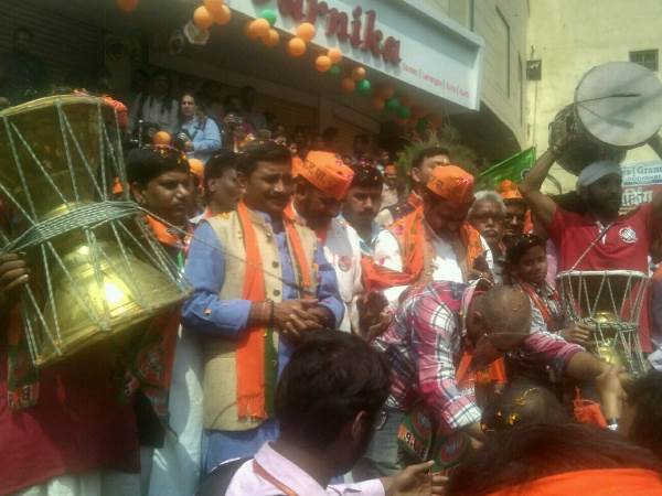 LIVE: पीएम मोदी का अपने संसदीय क्षेत्र वाराणसी में रोड शो, देखिए दिलचस्प तस्वीरें