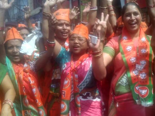 LIVE: पीएम मोदी का अपने संसदीय क्षेत्र वाराणसी में रोड शो, देखिए दिलचस्प तस्वीरें