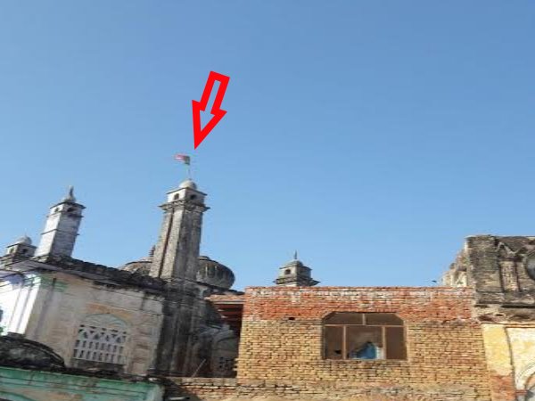 बुलंदशहर में मस्जिद पर फहराया गया बीजेपी का झंडा, विरोध से स्थिति तनावपूर्ण