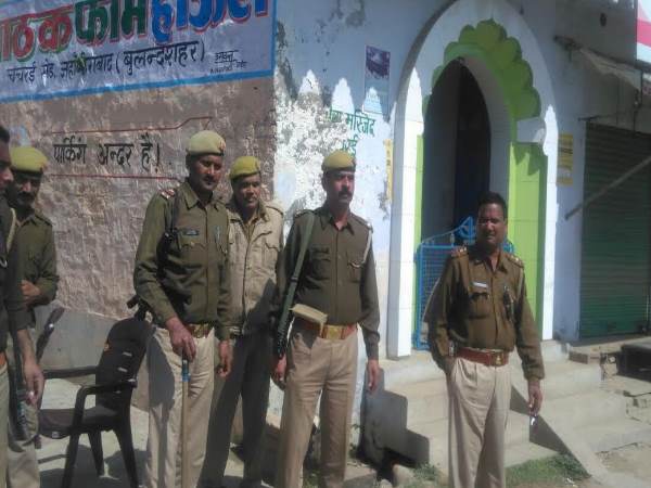 बुलंदशहर में मस्जिद पर फहराया गया बीजेपी का झंडा, विरोध से स्थिति तनावपूर्ण