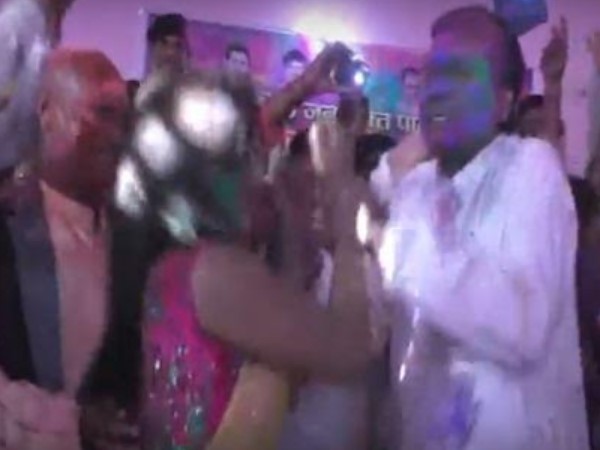 कार्यक्रम में शामिल युवाओं ने भी उनकी इस हरकत में उनका साथ दिया और सांसद रामचंद्र पासवान के साथ ठुमके लगाए। बंद कमरे में चल रहे डर्टी डांस की ये तस्वीर सोशल मीडिया पर वायरल हो गई। जब ये तस्वीर खुद सांसद ने देखी तो बुरा ना मानो होली है कहकर मुंह छुपाने लगे।