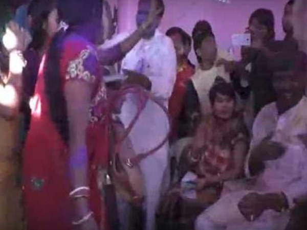 कार्यक्रम में शामिल युवाओं ने भी उनकी इस हरकत में उनका साथ दिया और सांसद रामचंद्र पासवान के साथ ठुमके लगाए। बंद कमरे में चल रहे डर्टी डांस की ये तस्वीर सोशल मीडिया पर वायरल हो गई। जब ये तस्वीर खुद सांसद ने देखी तो बुरा ना मानो होली है कहकर मुंह छुपाने लगे।