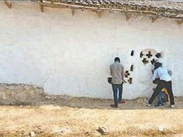 UP BOARD परीक्षा में नकल की तस्वीरें बिहार को भी कर रही फेल!