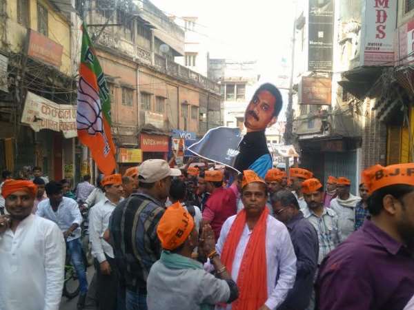 योगी का आदेश बेअसर! लालबत्ती गाड़ी से घूमते रहे राज्यमंत्री