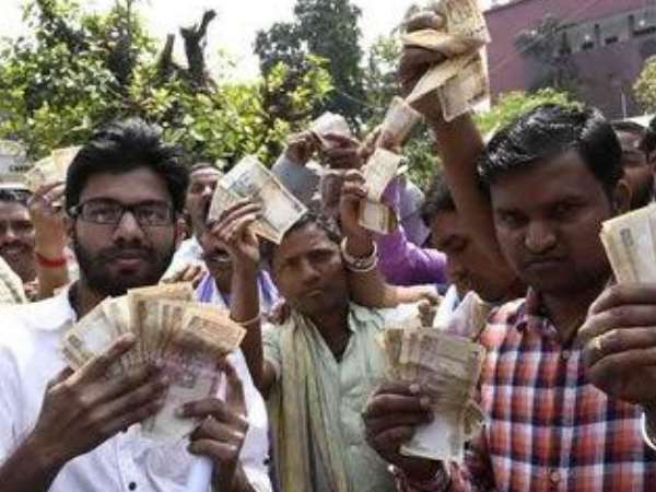 नाले में मिला पुराने नोटों से भरा बैग, पैसे लूटने की मची अफरा-तफरी, देखिए तस्वीरें