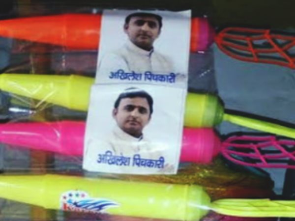 होली: 'मोदी' को 'डिंपल' पिचकारी तो 'अखिलेश' को 'गधा' पिचकारी की टक्कर