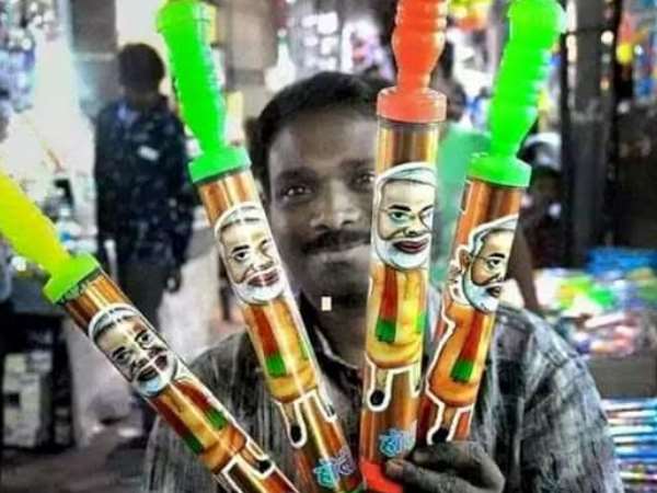 होली: 'मोदी' को 'डिंपल' पिचकारी तो 'अखिलेश' को 'गधा' पिचकारी की टक्कर