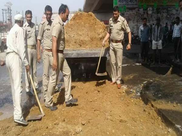 सड़क हादसों को रोकने के लिए पुलिसकर्मियों ने उठाया ये कदम, देखिए तस्वीरें