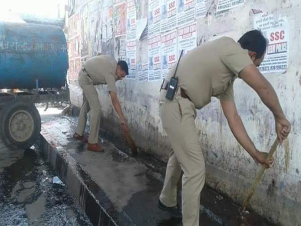 सड़क हादसों को रोकने के लिए पुलिसकर्मियों ने उठाया ये कदम, देखिए तस्वीरें