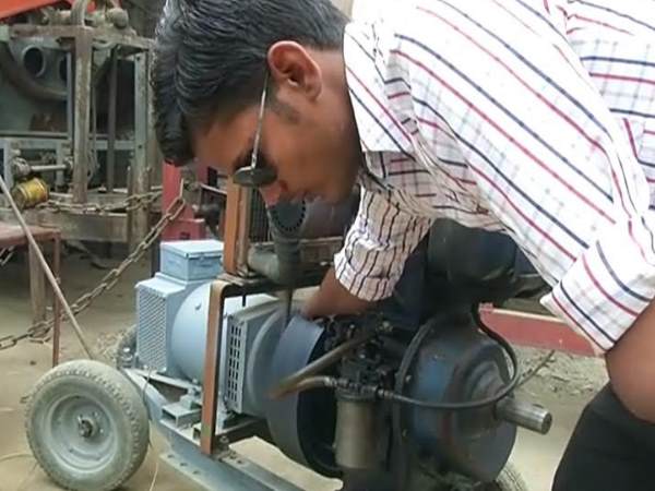 जिस काम में खोए दोनों हाथ उसी काम में हासिल की महारथ, हर कोई करता है इन्हें सलाम