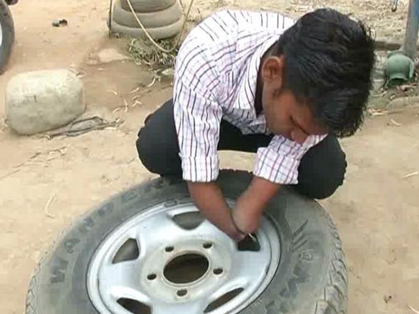 जिस काम में खोए दोनों हाथ उसी काम में हासिल की महारथ, हर कोई करता है इन्हें सलाम